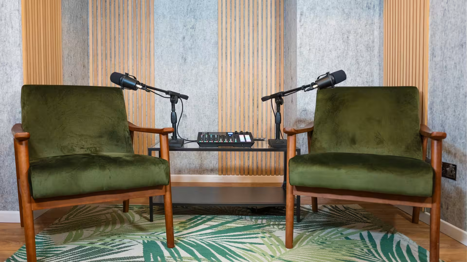 Renting a Podcast Studio in London: What to Expect in Affordable Spaces - 1