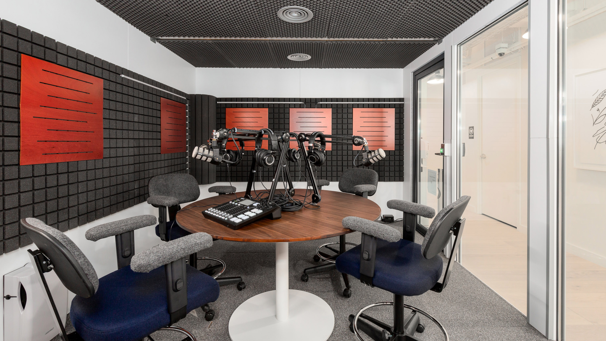Renting a Podcast Studio in London: What to Expect in Affordable Spaces - 2