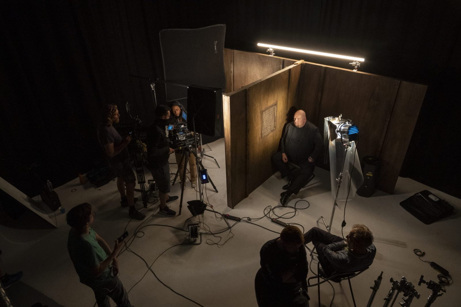 Mastering Blackout Set Techniques for High-End Product Videography - 1