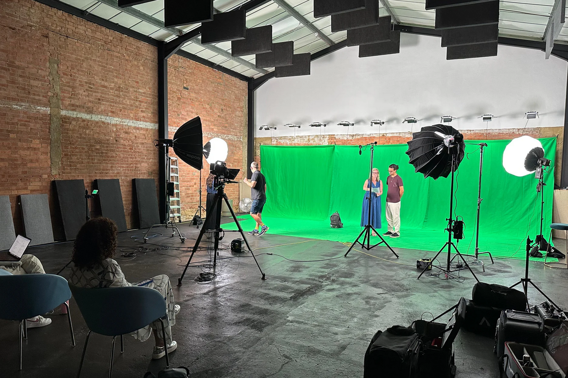How can I verify the sound quality and acoustics of a London podcast studio before booking? - 15