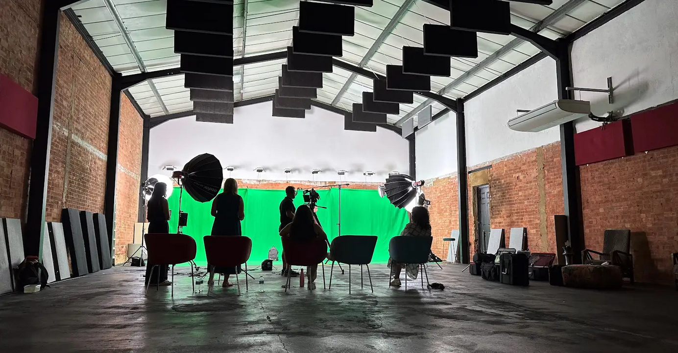 Affordable Podcast Studio options for content producer. Compare London top podcast studios and Finchley production studio - 6