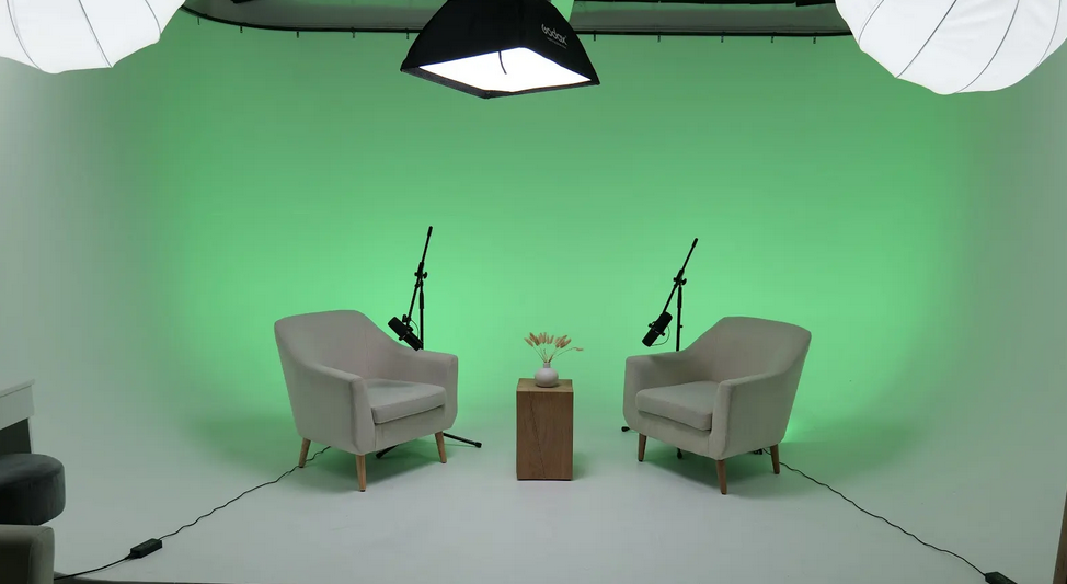 Rodecaster Pro II vs. Discrete Interfaces: The Technical Evolution of the Professional London Podcast Studio - 8