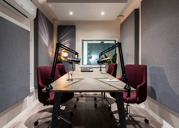 The Role of a Videography Editor in Enhancing Podcast Visuals - 1