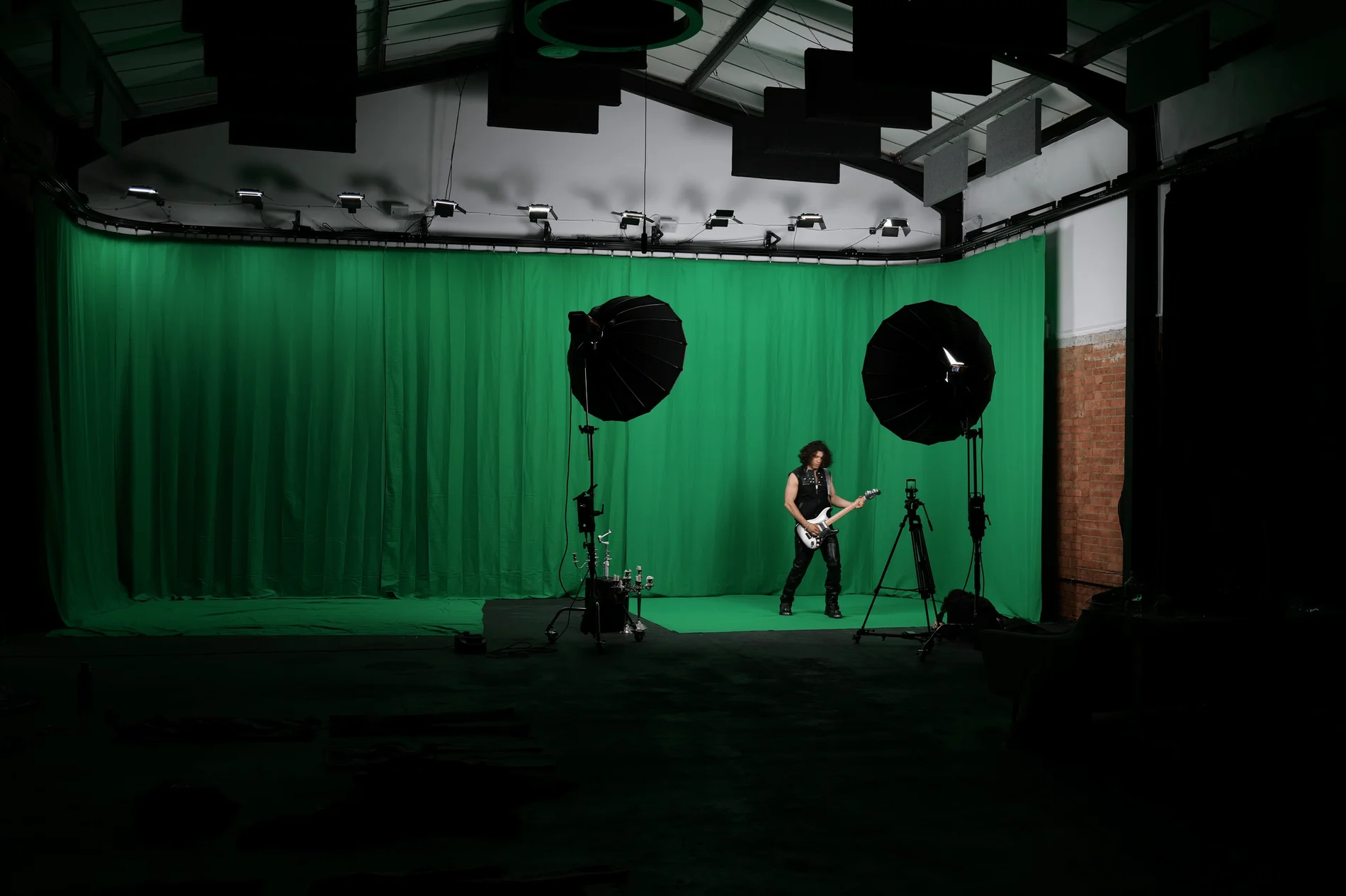 Finchley Giant Green Screen – podcast studio hire London for large-scale chromakey productions