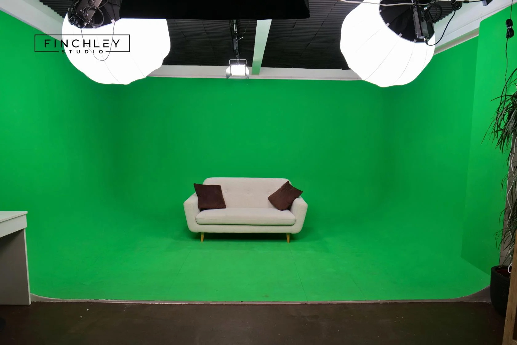 Finchley green screen – podcast studio London for seamless chroma key video production