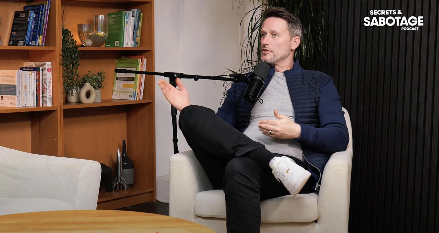 Podcast studio rental near me – Finchley Lounge set in North London for group recordings
