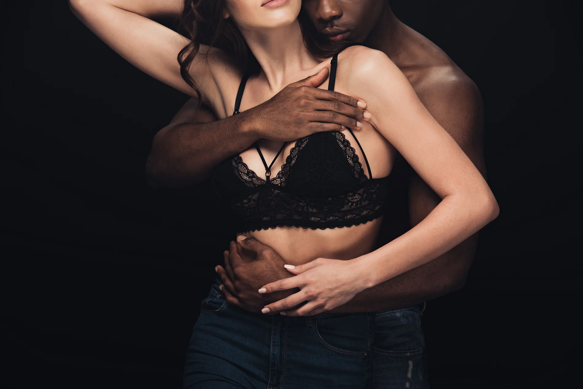 Finchley Production Studio_BlackoutStudio_CoupleHugging